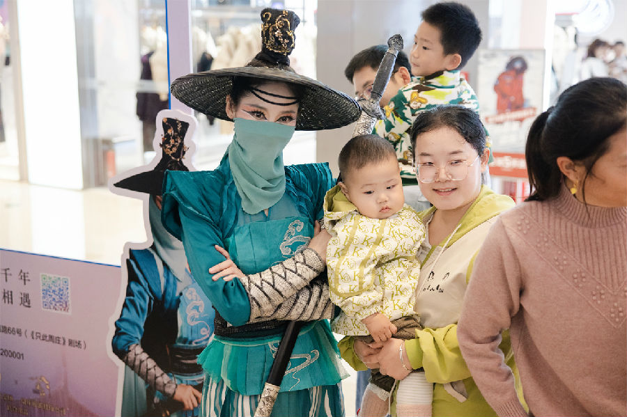 《只此周庄》剧组人员与市民合影（张伟伟 摄）