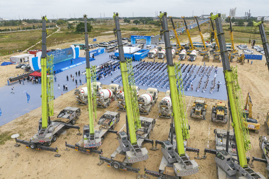 11月18日，总投资711亿元的福建古雷炼化一体化工程二期项目开工。（张永定 摄）