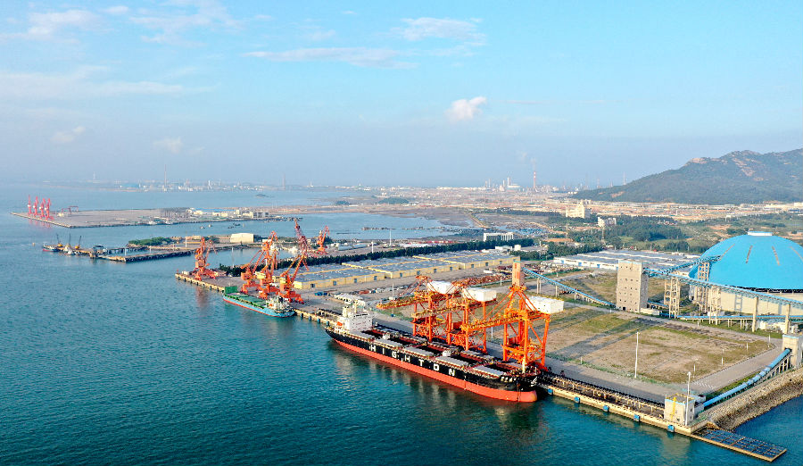 古雷石化基地正在加快港口集群建设，助力临港工业发展。（詹照宇 摄）