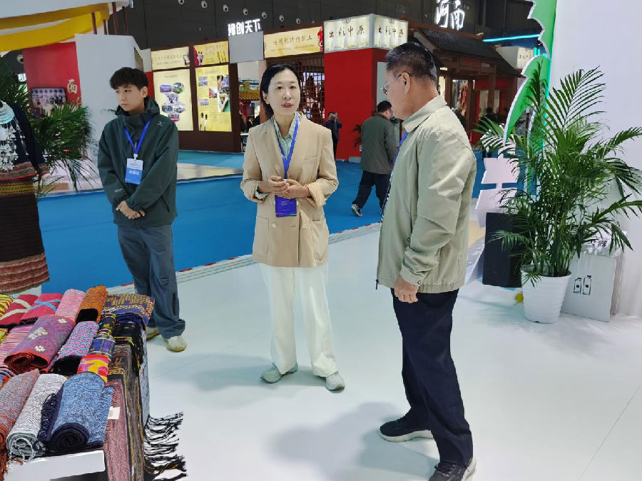 海南省人力资源和社会保障厅党组成员、海南省人力资源开发局党组书记、局长赵微听取“黎锦工”劳务品牌介绍（许丽雅）