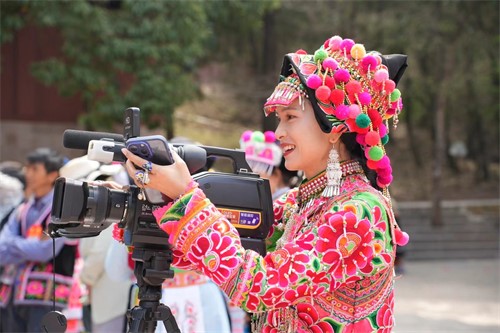 左大凤正在拍摄彝村生活短视频（魏梅 摄）