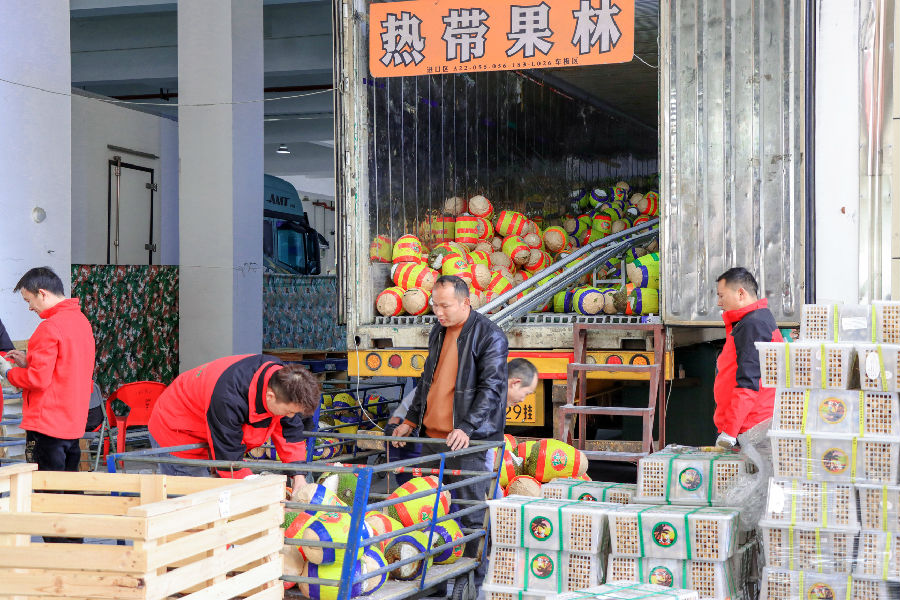水果区上下货区 （宓天鹏 摄）