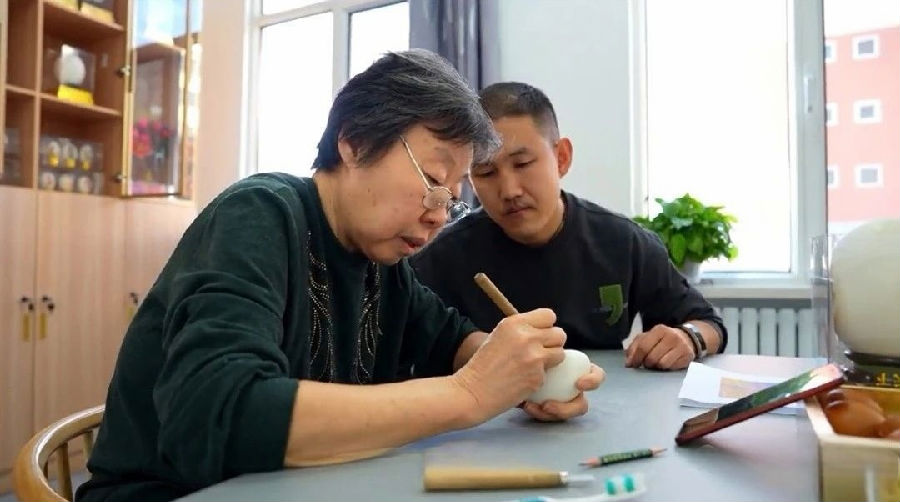 蛋雕传承人刘玉芝在授课（赵红艳 摄）