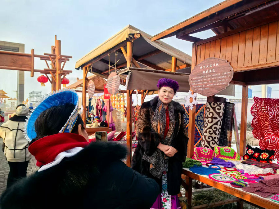 各族群众在民族传统服饰展示区打卡拍照（查燕荣 摄）