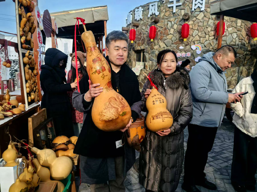 葫芦烙画展示（查燕荣 摄）