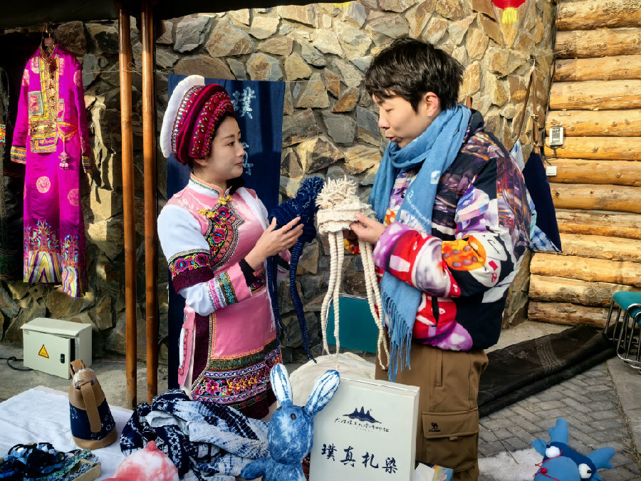 云南白族扎染市级非遗传承人和游客互动（查燕荣 摄）