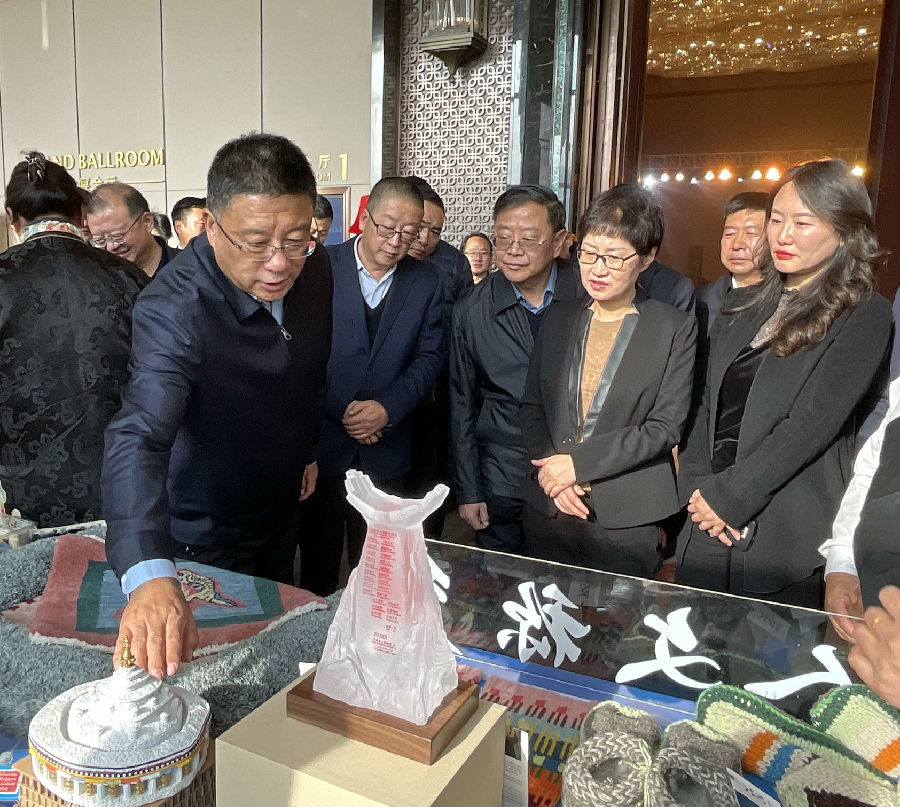 玉树州委书记蔡成勇（左一）向与会嘉宾介绍文旅产品（申维祖 摄）