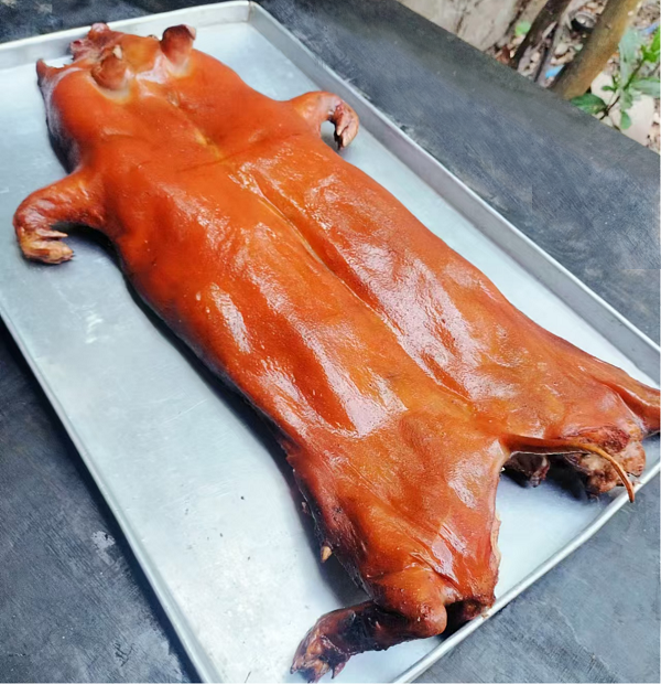 临高烤乳猪展示（许丽雅 摄）