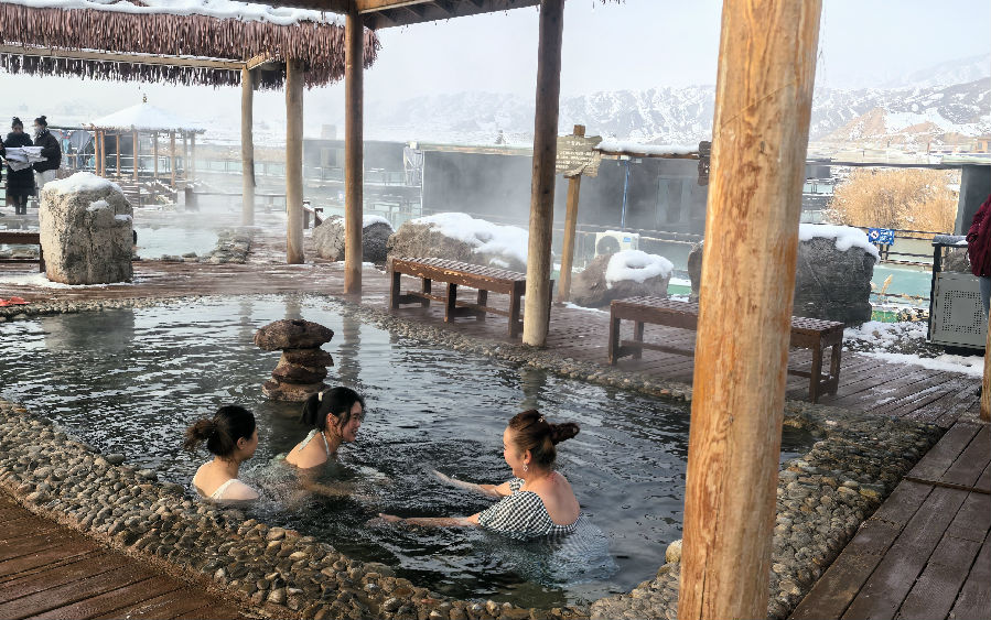 游客在泡温泉（查燕荣 摄）