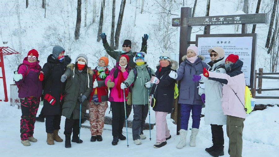 为最后挑战1010节台阶加油鼓劲（曹秀峰 摄）