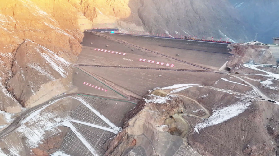 新疆大石峡水利枢纽工程大坝封顶（徐飞 摄）