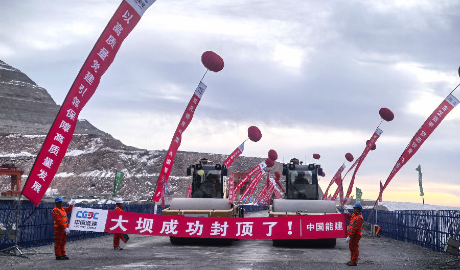 新疆大石峡水利枢纽工程大坝封顶仪式现场（查燕荣 摄）