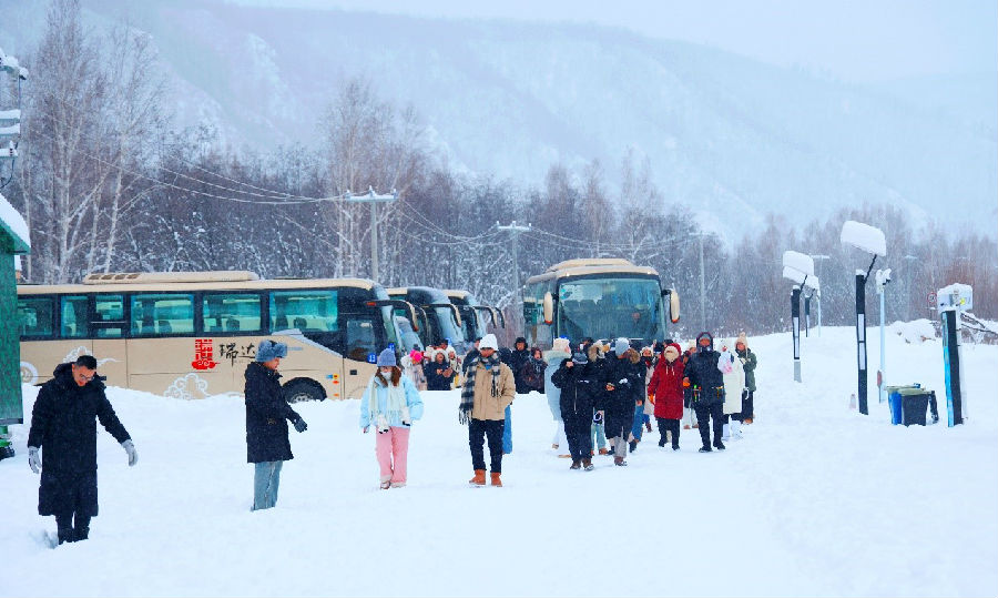 龙江第一湾景区游客 &nbsp;（王永红 摄）