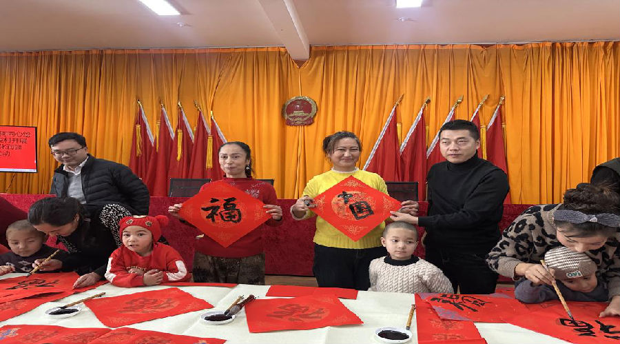 “迎新春·送祝福”文化润疆寒假社会实践活动现场 （布哈丽切木·依布拉依木 摄）