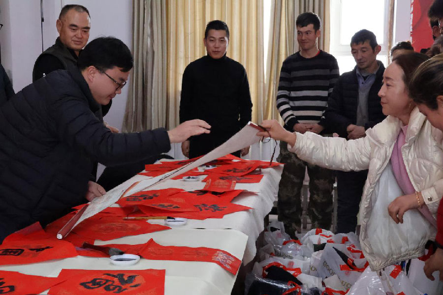 “迎新春·送祝福”文化润疆寒假社会实践活动现场 （布哈丽切木·依布拉依木 摄）