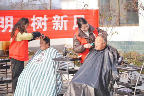 文明志愿者为乡村老人提供志愿服务（刘建军 摄）