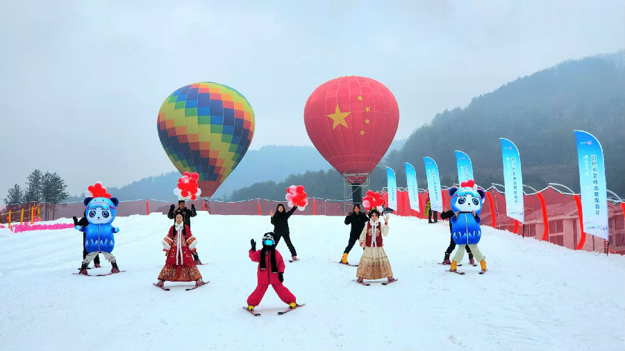 游客体验冰雪活动（戚原 摄）