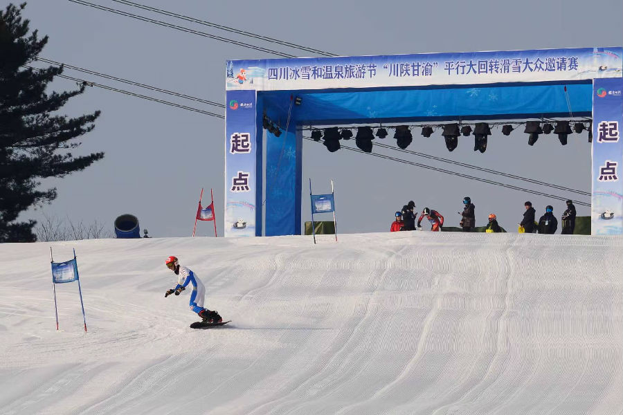 游客体验冰雪活动（戚原 摄）