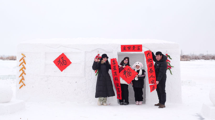 游客在冰雕前拍照打卡（王水江 摄）