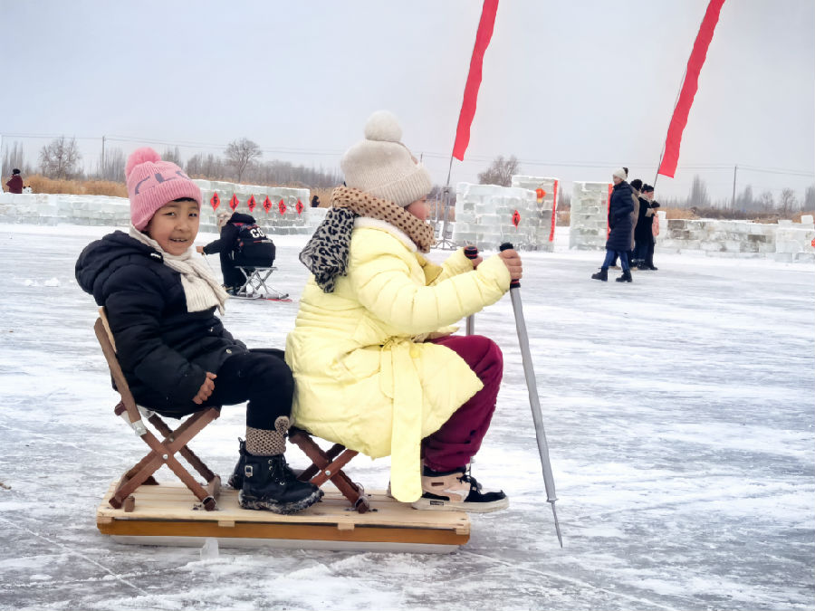 乐享冰雪之趣（查燕荣 摄）