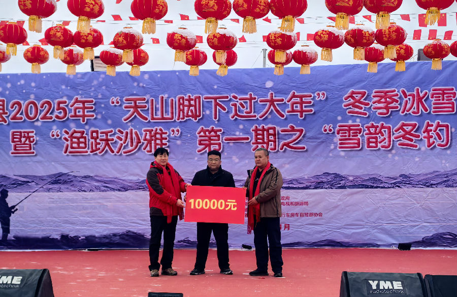 沙雅县慈善协会现场捐赠10000元社会救助金（查燕荣 摄）