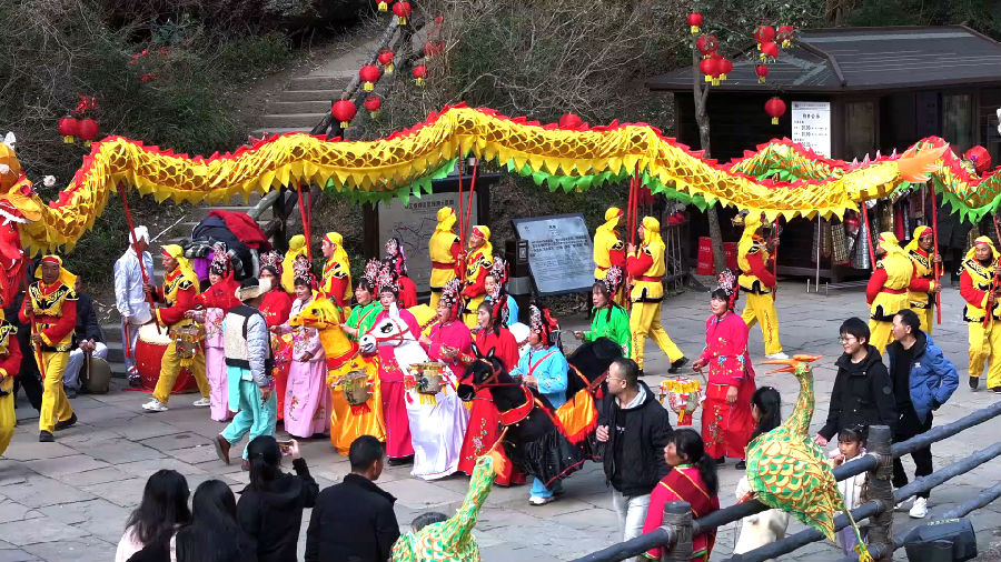 花灯表演吸引游客驻足观看（许甜甜 摄）