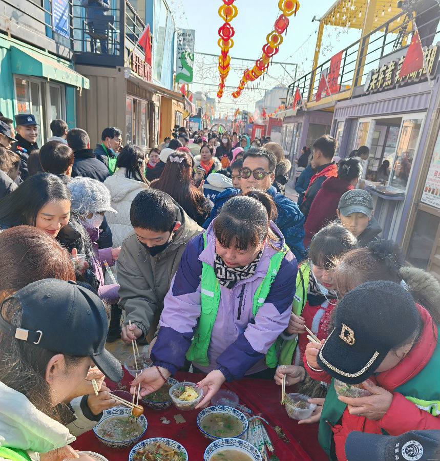 群众们兴高采烈地品尝十大碗（赵波平 摄）
