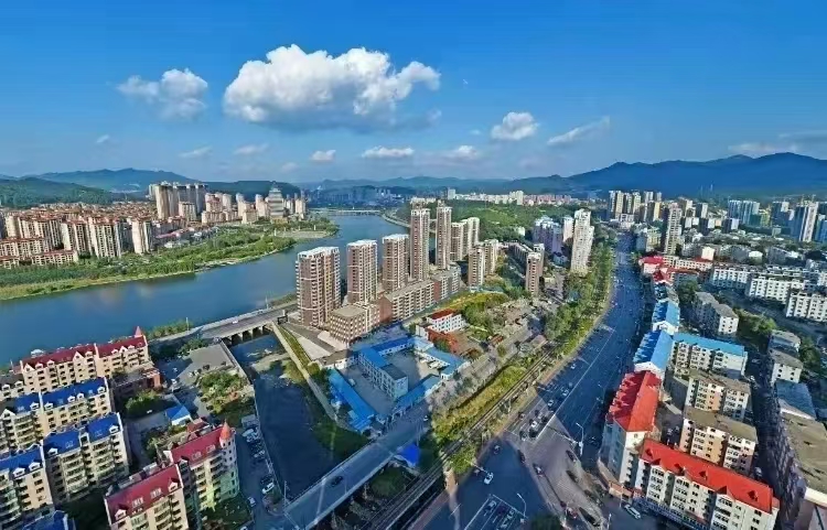 本溪市街景（郭心晖 摄）