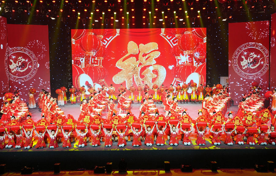 新疆阿克苏市2025年迎新春文艺晚会精彩上演 （王旭 摄）