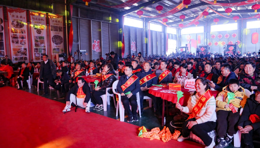 “村晚”活动现场座无虚席（缪锐 摄）