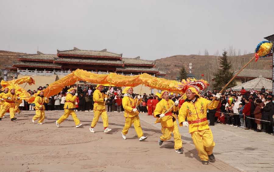 舞龙表演（王晓瑜 摄）