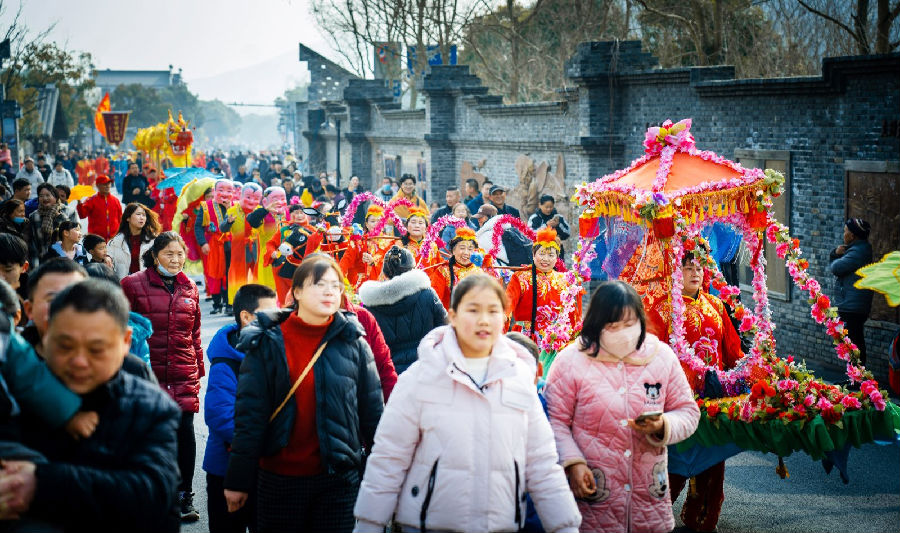 多彩民俗活动引蛇出洞，吸引游客围观 （卢东城 摄）