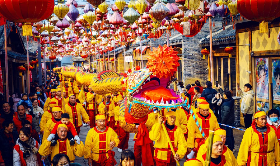 游客追着洋蛇奔走在畈塘养正街 （卢东城  摄）