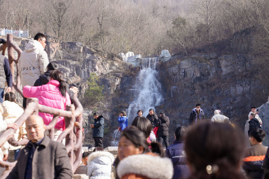 游客在浮槎山乐游山水 （胡子文 摄）