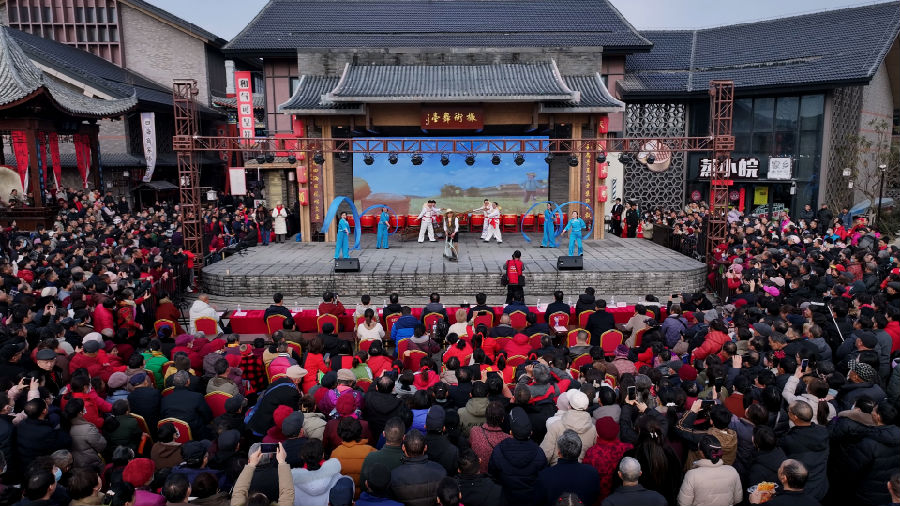 游客在撮街看“村晚”（彭红玲 摄）