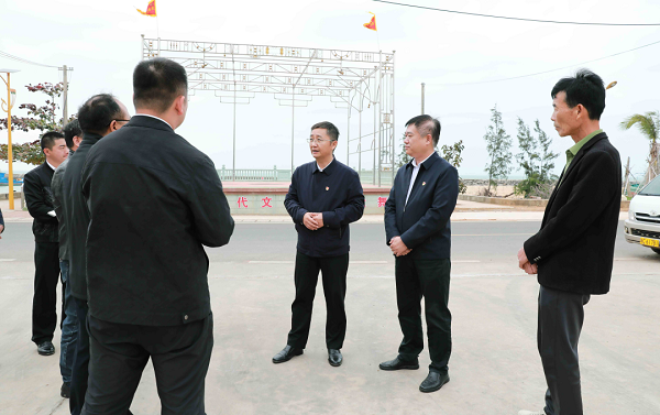 唐守兵（右三）听取农村精神文明建设情况汇报。（许国慧 摄）