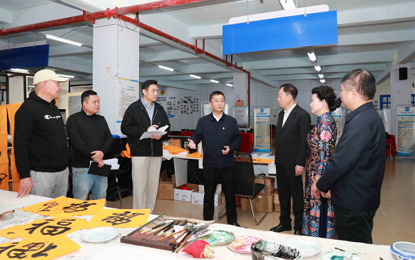 唐守兵看望慰问“候鸟”志愿者。（许国慧 摄）