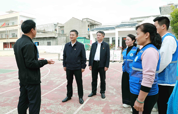 唐守兵看望慰问志愿者。（许国慧 摄）