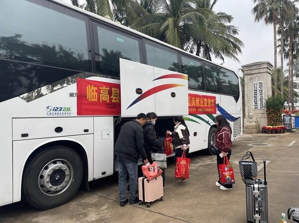 务工人员陆续到出发现场（许丽雅 摄）