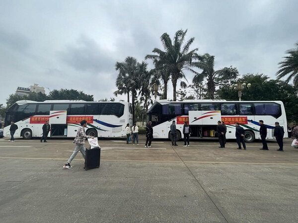 务工人员陆续到出发现场（许丽雅 摄）