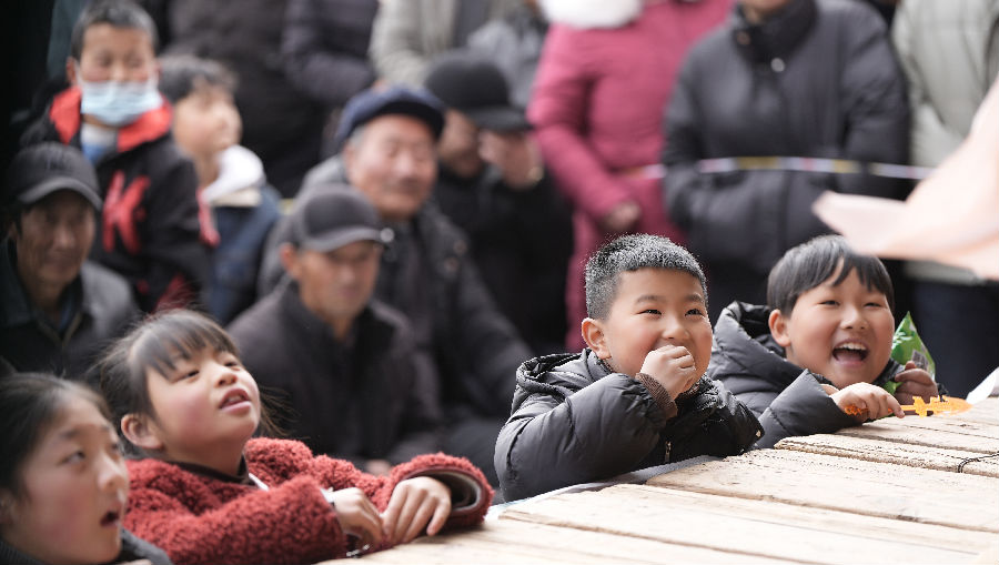 孩子们看得津津有味(李峙江 摄) 孩子们看得津津有味(李峙江 摄)