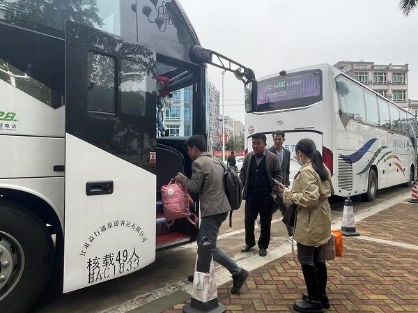 返岗就业直通车出发（许丽雅 摄）