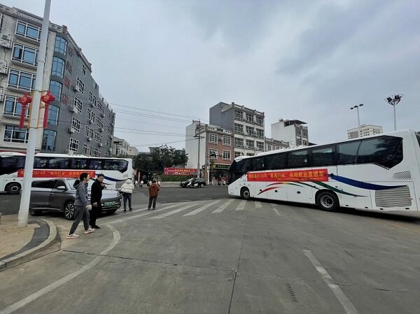 返岗就业直通车出发（许丽雅 摄）