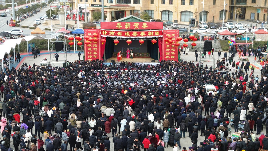 成县戏曲公演现场(刘镇 摄) 成县戏曲公演现场(刘镇 摄)