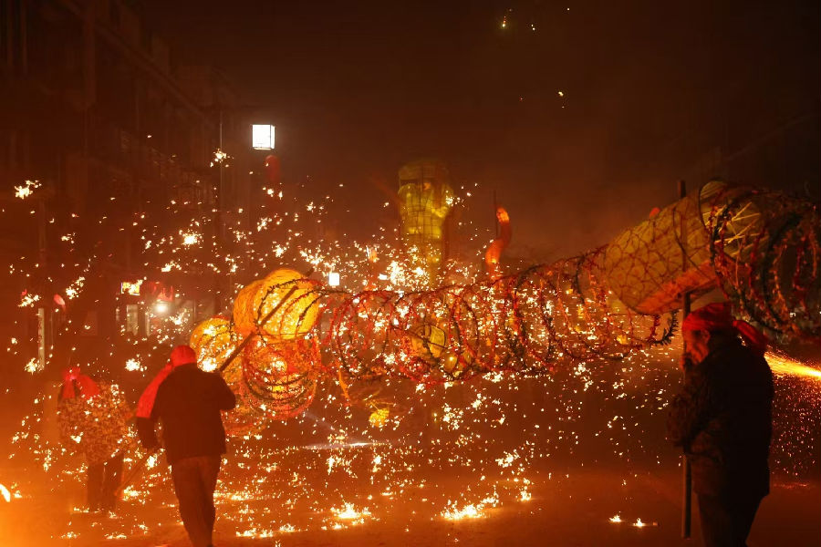 上津火龙灯会民俗文化活动表演（徐军 摄）