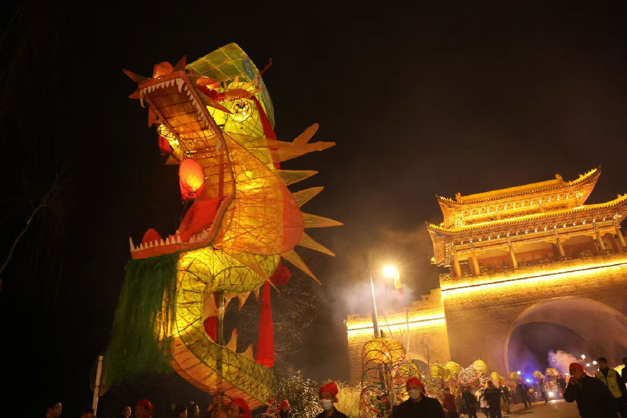 火龙灯会表演吸引鄂陕周边万名群众“逐龙”闹元宵（徐军 摄）
