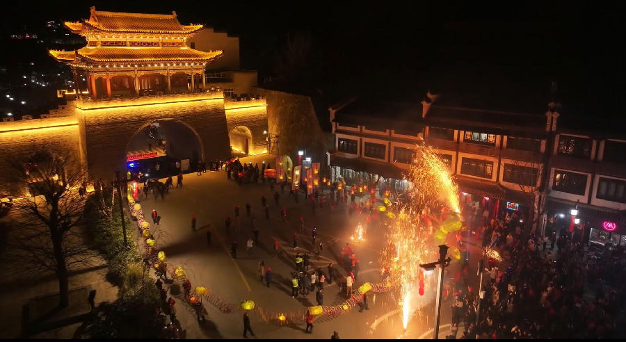 上津火龙“唤醒”千年古镇（王琴 摄）