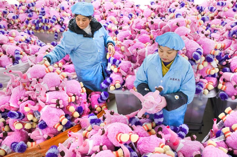 卡通玩具的“海洋”里工人正忙碌着（张南宁 摄）