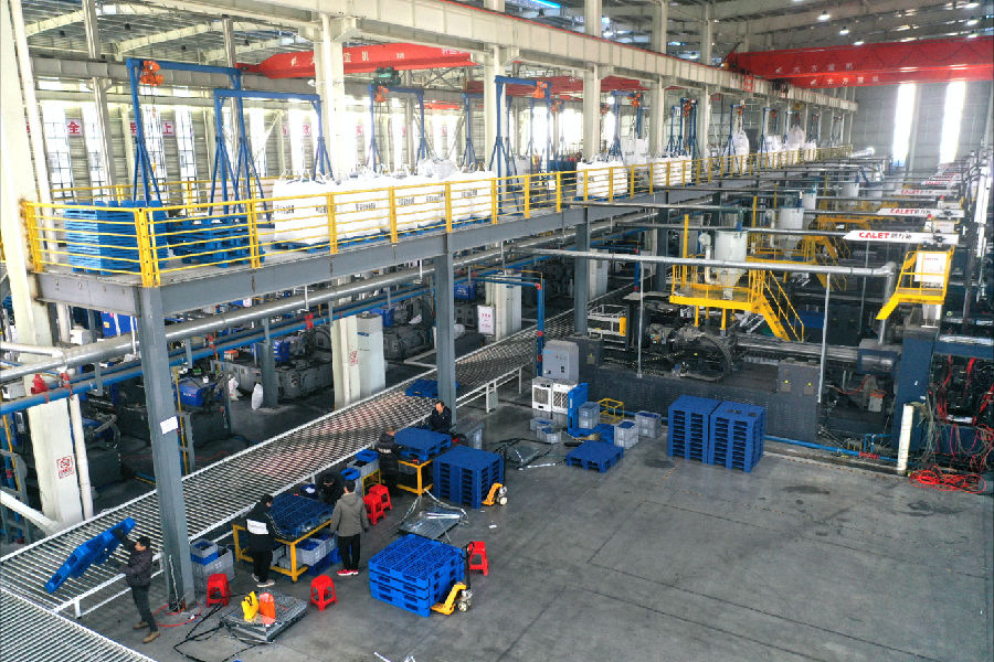 轩盛智能物流装备（湖北）有限公司生产车间内，工人加班加点赶制订单。（孙缙 摄）