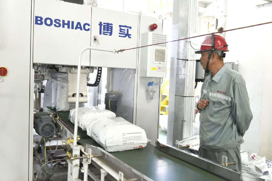 昊源集团化工生产车间（王春亮 摄）